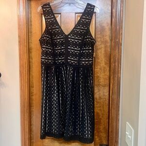 LOFT Eyelet Lace Dress Geometric Striped Ann Taylor LOFT Sz 8 EUC Black 
💥SALE💥